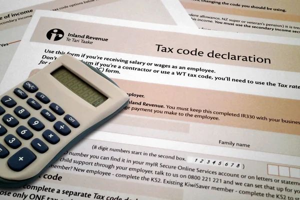 Ein Taschenrechner Auf Dem Steuergesetzbuch Formular Aus Neuseeland — Stockfoto