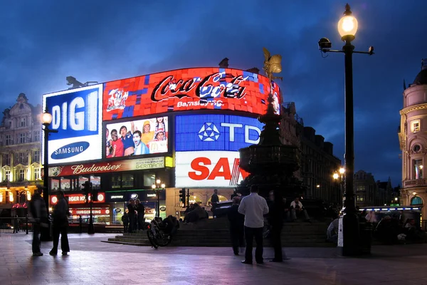 ロンドン イングランド 2006年5月16日 夜のピカデリーサーカスと巨大な掲示板 — ストック写真