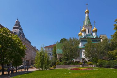 Sofya, Bulgaristan - 18 Mayıs 2019: Mucize Yaratan Aziz Niklas Kilisesi, renkli döşemeli dış ve yaldızlı soğan kubbelerinin yer aldığı 1914 Rus Ortodoks kilisesidir..