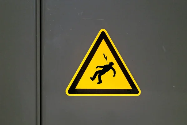 Sárga Figyelmeztető Tábla Egy Fémajtón Figyelmeztetés Halálos Veszély — Stock Fotó