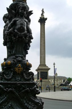 Londra, İngiltere - 12 Haziran 2005: Lamba direği ve Londra 'daki Trafalgar Meydanı' ndaki Nelson 's Column.