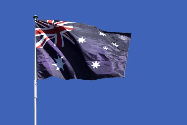 澳大利亚国旗在杆子顶上飘扬时的特写 — 图库照片