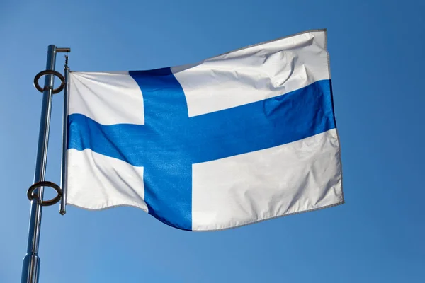 Primer Plano Una Bandera Finlandesa Ondeando Sobre Asta — Foto de Stock