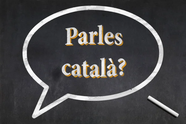 カタルーニャ語で短いフレーズと真ん中に描かれたバブルのブラックボード Parles Catala あなたはカタルーニャ語を話していますか という意味 — ストック写真