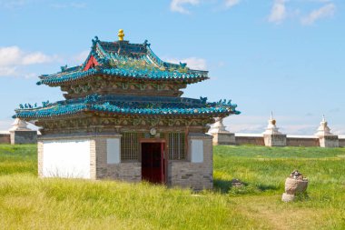 Erdene Zuu Manastırı 'ndaki küçük tapınak. Bu bölge muhtemelen Moğolistan 'daki en erken kurtulan Budist manastırı..