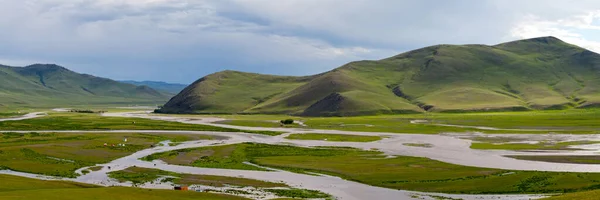 オークホン川は モンゴルのハルホリンにあるモンゴルのモニュメントに位置する丘の後ろを通る川です — ストック写真