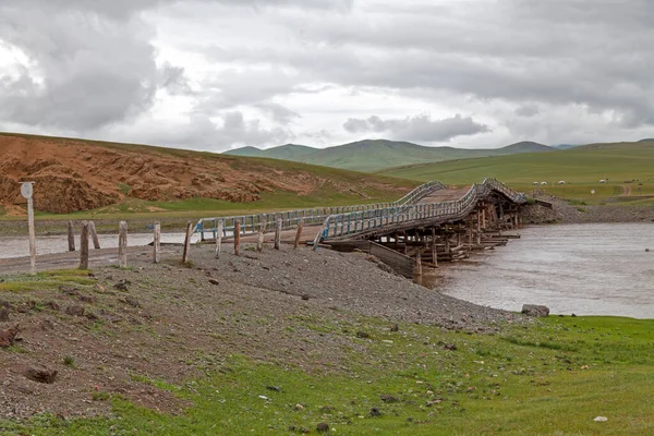 Orkhon河谷穿越Orkhon河的危险木桥 — 图库照片