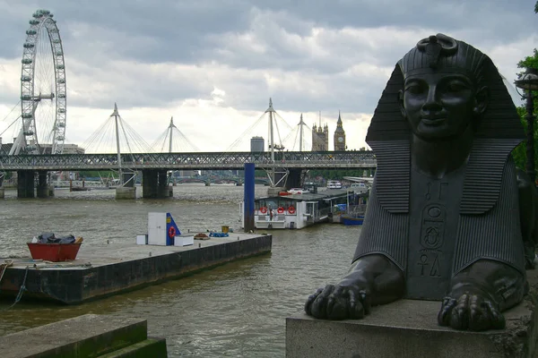 London England Juni 2005 Sfinx Kleopatras Nål London Med Bakom — Stockfoto