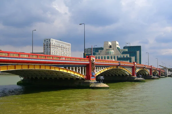 Puente Vauxhall Londres Cruzando Río Támesis Con Edificio Sis Detrás —  Fotos de Stock