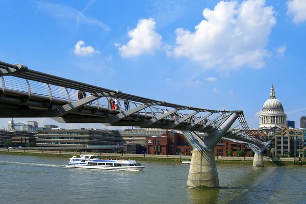 Människor Korsar Themsen Floden Millennium Bridge Med Saint Paul Cathedral — Stockfoto