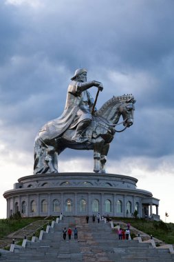 Tsonjin Boldog, Moğolistan - 4 Ağustos 2018: Tsonjin Boldog 'da Cengiz Han Binicilik Heykeli, Ulan Bator' dan 54 km doğuda.