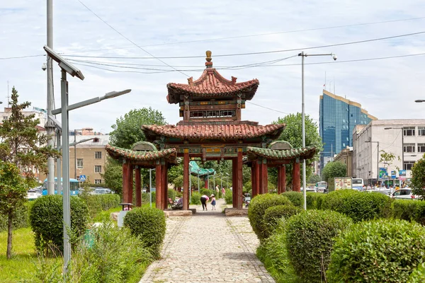 Ulan Bator, Moğolistan - 31 Temmuz 2018: Özgürlük Meydanı 'nın karşısındaki eski Çin pavyonu.