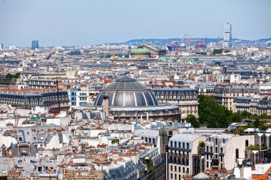 Bourse du Commerce 'in arkadan görünüşü, Garnier Operası ve Paris Mahkemesi.