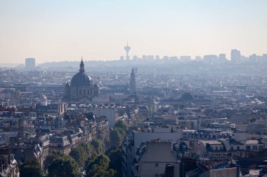 Paris şehri Zafer Takı 'nın çatısından Saint-Augustin Kilisesi, Cercle Ulusal des Armees Kilisesi, Trinity Kilisesi ve arka planda Romainville' deki Tour hertzienne TDF.