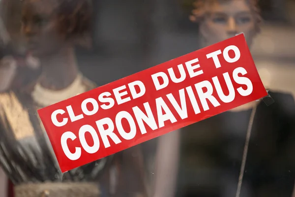 Sinal Vermelho Uma Vitrine Dizendo Fechado Devido Coronavírus — Fotografia de Stock