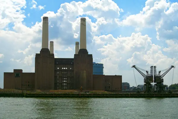 런던의 강변에 발전소와 크레인 — 스톡 사진