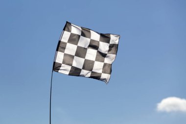 Açık bir gökyüzüne karşı Damalı Bayrak 'a yakın çekim.