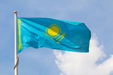 Kazak bayrağı direğinin üstünde dalgalanıyor..