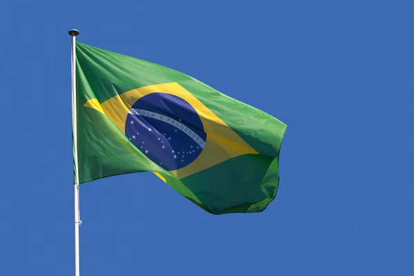 ポールの上に手を振っているブラジルの旗の上のクローズアップ — ストック写真