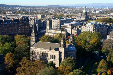 St. Cuthbert Kilisesi, St. John Piskoposluk Kilisesi ve Charlotte Meydanı 'nın Batı Kayıt Evi üzerindeki Edinburgh şehri..