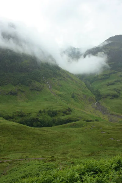 伝統的な天気の下でスコットランドのグレンコーの眺め — ストック写真