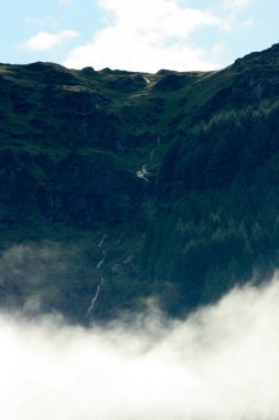 Şelale, İskoçya 'daki Lomond Gölü' ndeki bulutta sona eriyor..