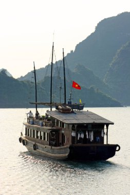 Ha long Bay, Vietnam - 20 Nisan 2009: Ha long Bay 'de turistleri taşıyan geleneksel gemilerden biri.