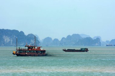 Ha long Bay, Vietnam - 20 Nisan 2009: Ha long Bay 'de seyir halindeki deniz gemileri.