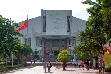 Hanoi, Vietnam - 18 Ağustos 2018: Ho Chi Minh Müzesi 1990 'larda inşa edildi. Son Vietnam lideri Ho Chi Minh ve Vietnam 'ın yabancı güçlere karşı devrimci mücadelesine adanmıştır..