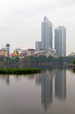 Hanoi, Vietnam - 18 Ağustos 2018: EVN İkiz Kuleleri Truc Bach Gölü 'nü yansıtıyor.