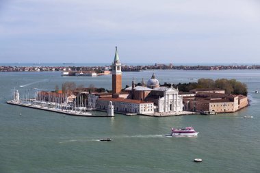 İtalya 'nın kuzeyindeki Venedik adasında, Andrea Palladio tarafından tasarlanan ve 1566 ile 1610 yılları arasında inşa edilen 16. yüzyıl Benedikt kilisesi San Giorgio Maggiore' nin hava manzarası..
