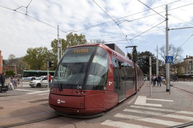 Venedik, İtalya - 07 Mart 2019: Tramvay tren istasyonunun yakınındaki durağa varıyor.