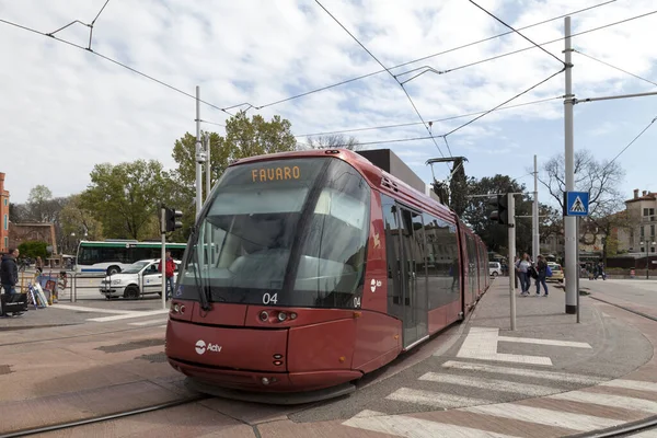 Venedik, İtalya - 07 Mart 2019: Tramvay tren istasyonunun yakınındaki durağa varıyor.