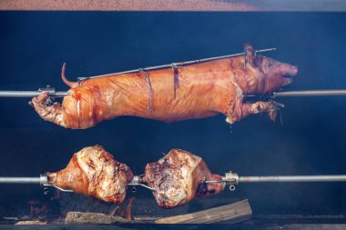 Geleneksel barbeküde kızarmış domuz.