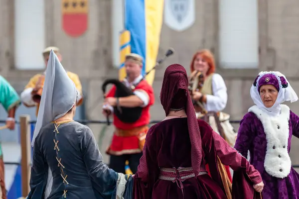 Saint Renan, Fransa - 16 Temmuz 2023: Saint Renan Ortaçağ Festivali sırasında eski pazar meydanındaki bir platformda ortaçağ giysileri içindeki dansçılar.