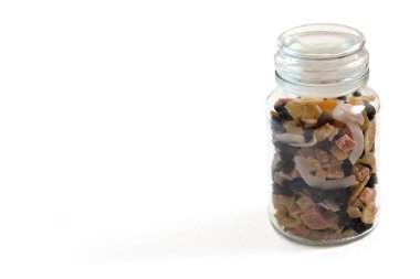 Beyaz arka planda kurumuş meyve kavanozunun stüdyo çekimi.