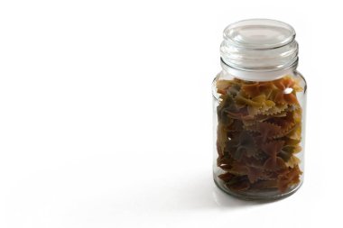 Beyaz arka planda bir kavanoz farfalle 'ın stüdyo çekimi.