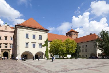 Krakow, Polonya - Haziran 07 2019: Wawel Kalesi, Kral III. İtalyan tarzı ana avlunun etrafında yer alan bir dizi yapıdan oluşur..