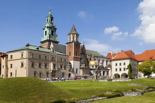 Krakow, Polonya - Haziran 07 2019: Wawel Hill 'deki Wawel Katedrali ile Sigismund Şapeli (sağda, altın kubbeli) ve Vasa Hanedanlığı Şapeli (solda)).