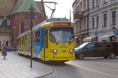 Krakow, Polonya - Haziran 06 2019: Şehir merkezini hak eden 71 numaralı tramvay hattı.