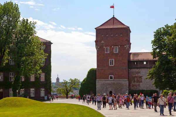 Krakow, Polonya - Haziran 07 - Haziran 2019: Hırsız Kulesi, Wawel Kalesi 'nin batı kesiminde yer alan ve tamamen korunmuş üç kuleden biridir..