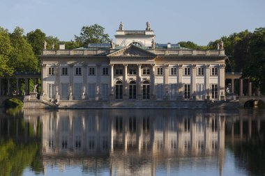 Varşova, Polonya - Haziran 09 2019: Lazienki Sarayı (ayrıca Su Sarayı ve Ada 'daki Saray olarak da bilinir), Varşova' nın en büyük parkı olan Royal Hamams Park 'ta yer alan klasik bir saray.