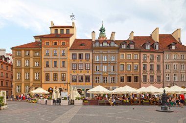 Varşova, Polonya - Haziran 08 2019: The Old Town Market Square (Rynek Starego Miasta Warszawa), 1944 yılında yıkılan ve İkinci Dünya Savaşı 'ndan sonra yeniden inşa edilen ünlü bir denizkızı heykelinin bulunduğu ortaçağ meydanı..