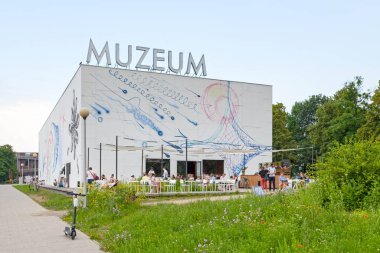 Varşova, Polonya - Haziran 08 2019: Modern Sanat Müzesi Vistula Nehri 'nin karşısında yer almaktadır.