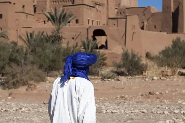 モロッコのAit Benhaddouのケルに向かって歩く伝統的な衣装のベル — ストック写真