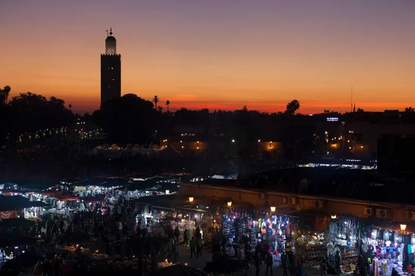 Marrakech Marruecos Enero 2019 Jemaa Fnaa Atardecer Con Mezquita Koutoubia —  Fotos de Stock