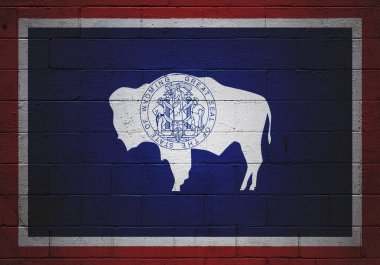 Wyoming bayrağı cüruf bloğu duvarına boyanmış..