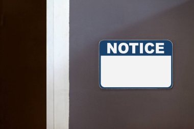 Açık bir kapının kenarında kopyalama alanı olan mavi ve beyaz uyarı işareti.