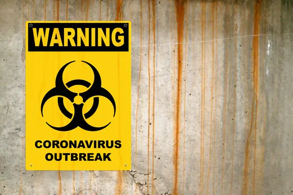 노란색 표시는 위협에 경고하기 콘크리트 패널의 중간에 기호가 메시지는 말하고있다 — 스톡 사진