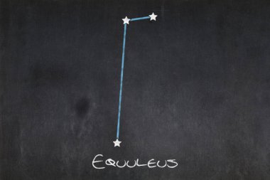 Ortasında Equuleus takımyıldızı olan karatahta.